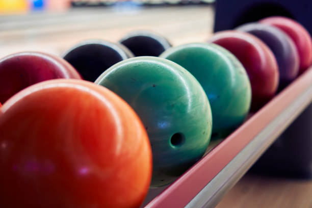 bolos en una fila - bowling holding bowling ball hobbies fotografías e imágenes de stock