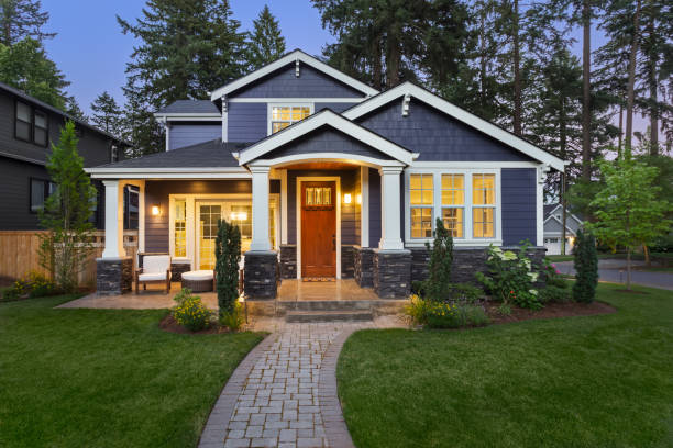 beautiful luxury home exterior at twilight - house imagens e fotografias de stock