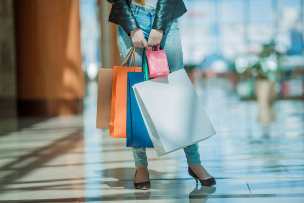 woman with colorful shopping bags - shopping bag imagens e fotografias de stock