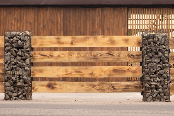 guía moderna de revestimiento de metal y hoja de perfil como como tablero de madera natural - wood shutter rusty rust fotografías e imágenes de stock