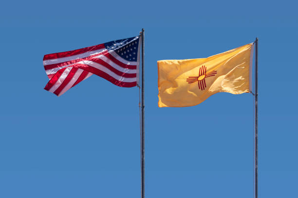 미국, 뉴멕시코 국가 깃발 물결치는 하늘에 - new mexico flag 뉴스 사진 이미지