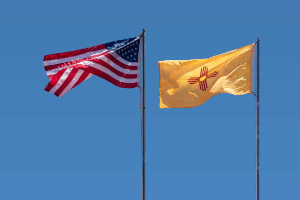 eua e novo méxico estado bandeira acenando no céu - new mexico flag - fotografias e filmes do acervo