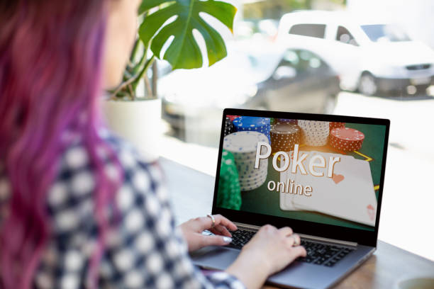 widok z tyłu młodej różowej kobiety włosy gra na instrumentach klawiszowych na laptopie z pokera online na ekranie, siedząc w kawiarni - gambling chip gambling internet isolated zdjęcia i obrazy z banku zdjęć