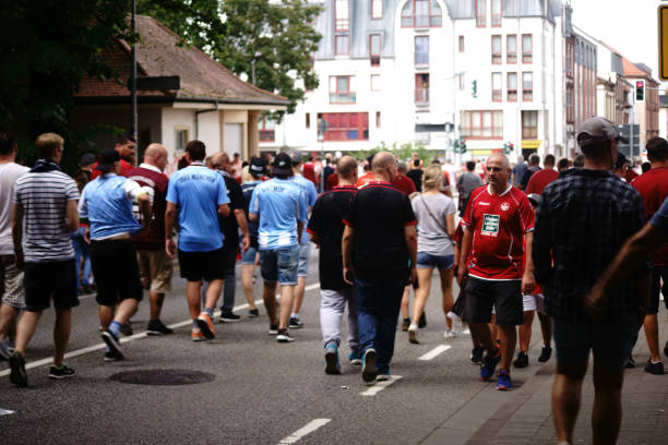 fußball-fans in kaiserslautern - kaiserslautern stock-fotos und bilder