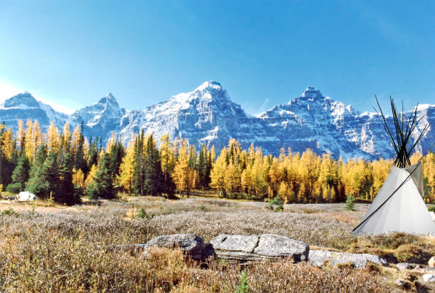 mountain elk hunt with teepee for lodging. autumn colors - lodging imagens e fotografias de stock