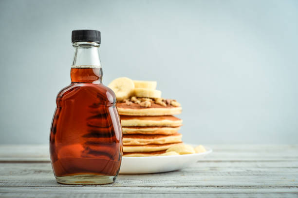 maple syrup in glass bottle - maple wood imagens e fotografias de stock