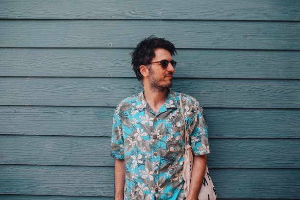 ritratto di un giovane turista che indossa camicia hawaiana e occhiali da sole - camicia hawaiana foto e immagini stock