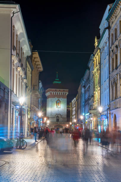 夕方にはクラクフの中央でフロリアン門 - florianska street ストックフォトと画像