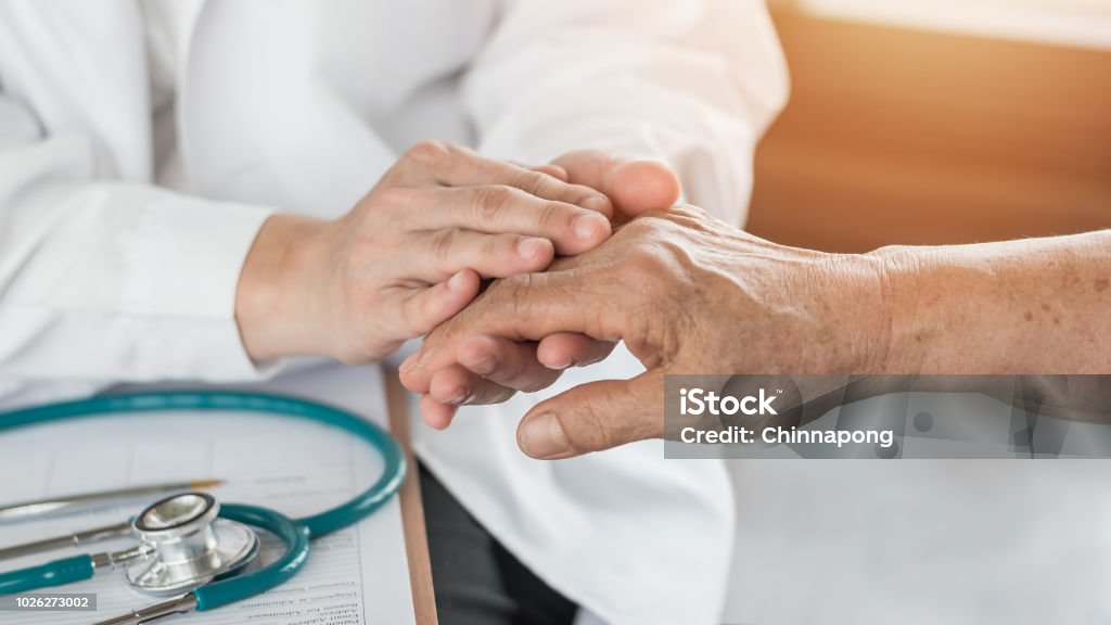 Patient adulte senior âgé (personne âgée) vu gériatrique médecin consultation et examen diagnostique en soins de santé mentale et de vieillissement dans la salle d’examen de bureau ou à l’hôpital clinique médicale - Photo de Santé et médecine libre de droits