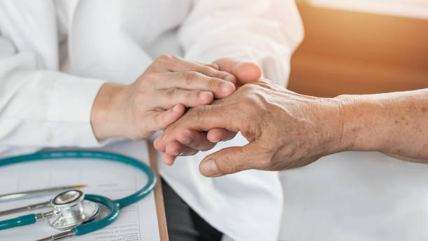 paziente adulto anziano (persona anziana) con consulenza e esame diagnostico del medico geriatrico sull'invecchiamento e sull'assistenza sanitaria mentale nell'ufficio della clinica medica o nella sala d'esame dell'ospedale - arthritis foto e immagini stock