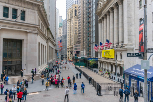 뉴욕 증권 거래소와 뉴욕 시에서 월 스트리트를 방문 하는 관광객 - wall street stock exchange new york city new york stock exchange 뉴스 사진 이미지