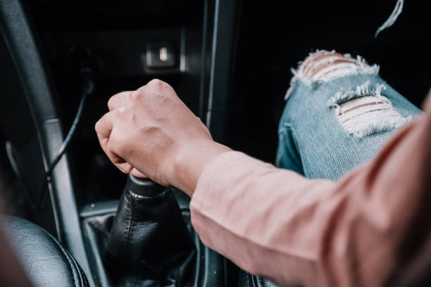 женщина изменить скорость держа руку на коробке передач в автомобиле. - gearshift change speed shifter стоковые фото и изображения