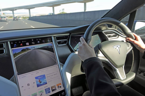 persona alla guida di un'auto elettrica plug-in tesla model x su un'autostrada - car vehicle interior inside of dashboard foto e immagini stock