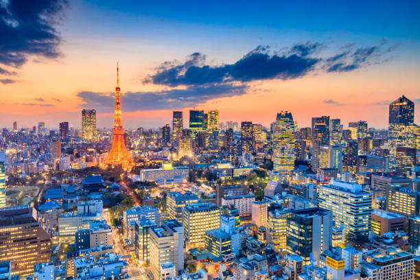 городской пейзаж токио в японии - tokyo tower shinjuku ward tokyo prefecture communications tower стоковые фото и изображения