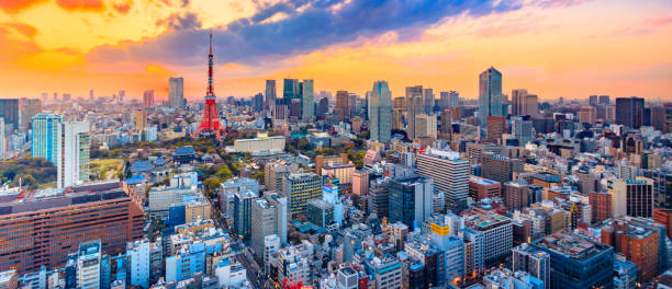городской пейзаж токио в японии - tokyo tower shinjuku ward tokyo prefecture communications tower стоковые фото и изображения