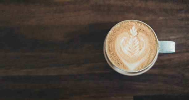 木製トレイ ラテアート カフェで木製のテーブル、バナー サイズ食べ物や飲み物 concept.leave コピー スペース テキストを追加するために、上の熱いカプチーノ コーヒー カップの平面図です。 - latté coffee tray froth ストックフォトと画像