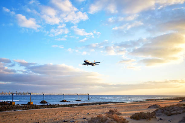 paisaje con aterrizó british airways airplain - landed airplane travel commercial airplane fotografías e imágenes de stock