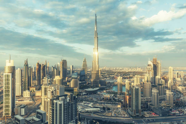 dubai, emirati arabi uniti - 18 febbraio 2017: vista elevata sul centro di dubai, negli emirati arabi uniti, con burj khalifa e grattacieli della baia degli affari. - burj khalifa foto e immagini stock