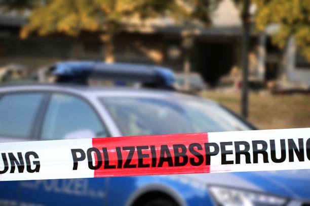 стокові фото, фото роялті-фрі та зображення на тему стрічка кордону зі словом "polizeiabsperrung", німецьке слово для поліцейського кордону - австрія
