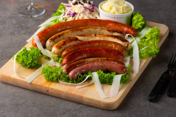 grilled sausages on wooden board - 7298 imagens e fotografias de stock