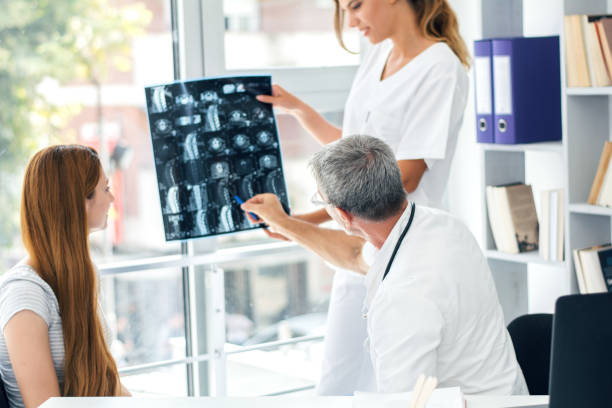 医師調べる x 線  - human spine mri scan x ray doctor ストックフォトと画像