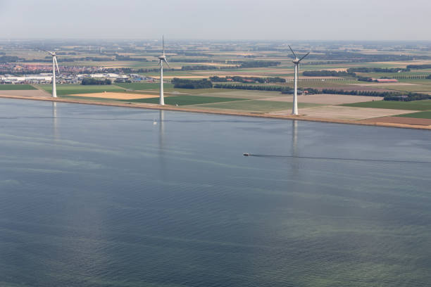 vista aérea holandesa paisaje agrícola con turbinas de viento a lo largo de la costa - netherlands dyke polder aerial view fotografías e imágenes de stock