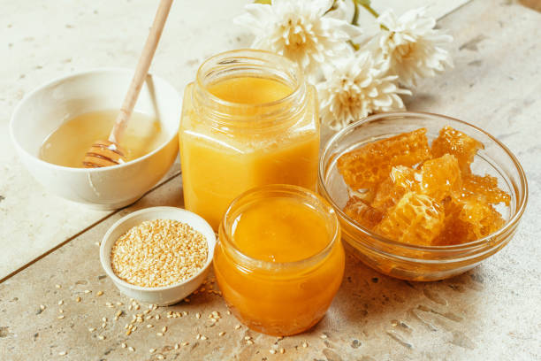 miel doux sur la table - breakfast stick honey meal photos et images de collection
