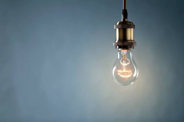 idee-konzept auf blauem hintergrund - light bulb electricity lighting equipment blue stock-fotos und bilder