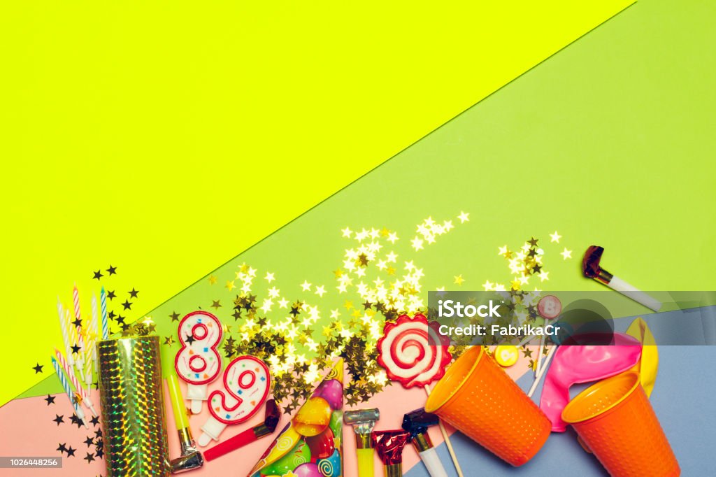 Festliche Partydekoration und Konfetti auf farbigem Hintergrund - Lizenzfrei Ansicht aus erhöhter Perspektive Stock-Foto