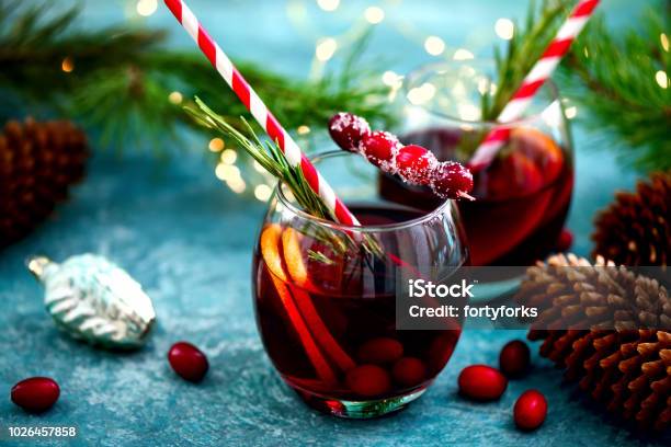 Pugno Di Natale Su Un Tavolo Invernale - Fotografie stock e altre immagini di Natale - Natale, Cocktail, Bibita