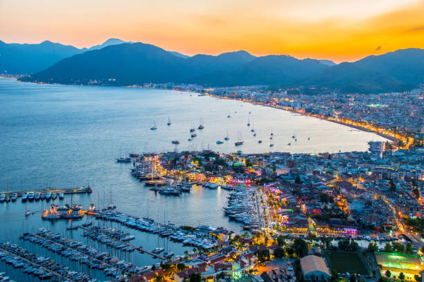 blick auf marmaris harbor an der türkischen riviera bei nacht - provinz mugla stock-fotos und bilder