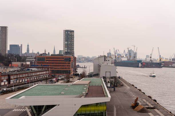 vista dal dockland building al terminal crociere di altona e al porto di amburgo nel giorno di foschia. - altona foto e immagini stock