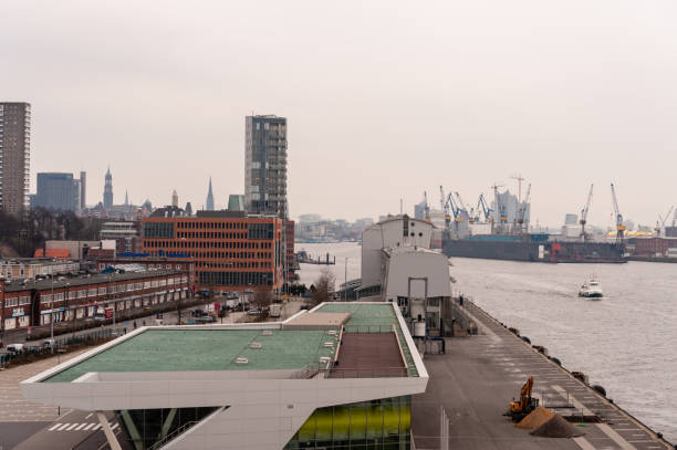 вид из dockland строительство в круизном терминале altona и порт гамбурга в туманный день. - altona стоковые фото и изображения