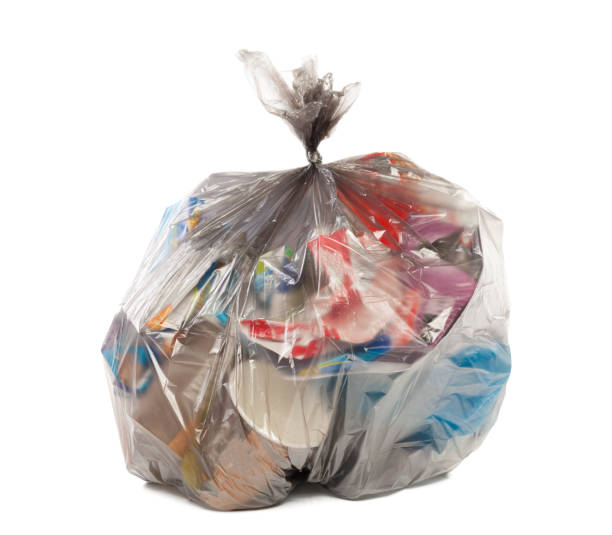 saco de plástico cheio de lixo no fundo branco isolado - bag garbage bag plastic black - fotografias e filmes do acervo