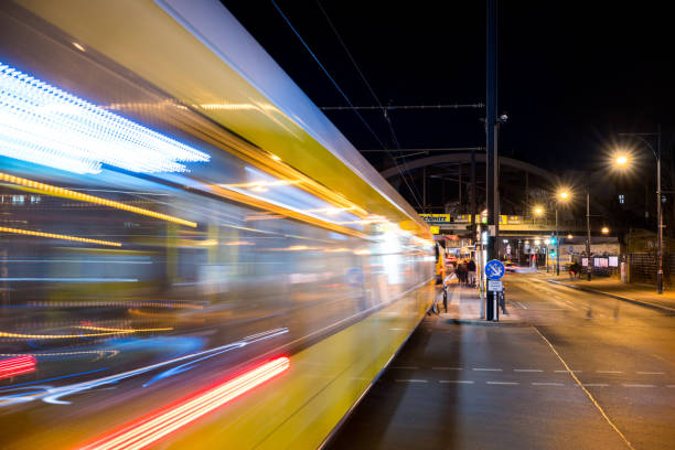 pankow u bahn 역, 베를린, 독일, 유럽의 전차 - berlin germany night city motion 뉴스 사진 이미지