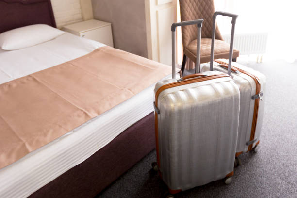 モダンなホテルの部屋でスーツケースや荷物のバッグ