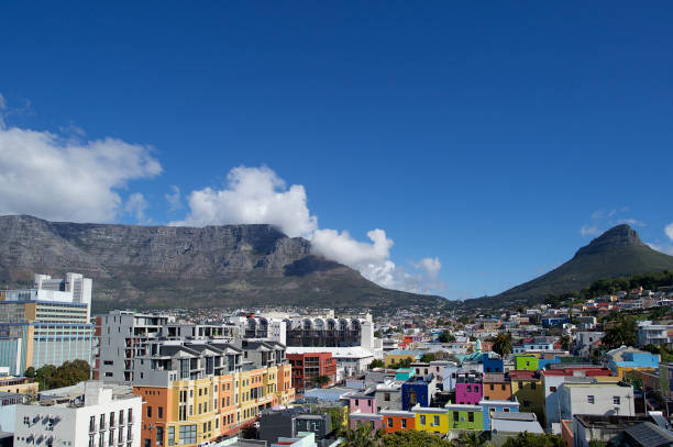 mère panoramique de la ville cap bo kaap coloré quartier historique avec la montagne de la table et du centre ville - muslim cap photos et images de collection