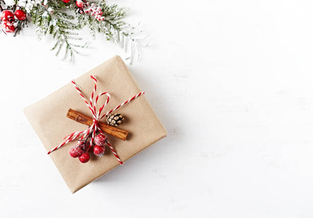 rústica caja de regalo de navidad con adornos de navidad sobre fondo blanco de madera. flatlay. copia espacio - canela especia fotos fotografías e imágenes de stock