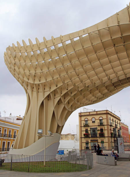 metropol parasol es la arquitectura moderna en sevilla - plaza de espana sevilla town square seville fotografías e imágenes de stock