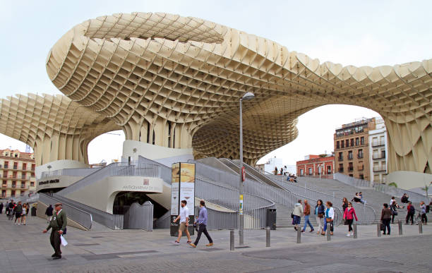 metropol parasol es la arquitectura moderna en sevilla - plaza de espana sevilla town square seville fotografías e imágenes de stock