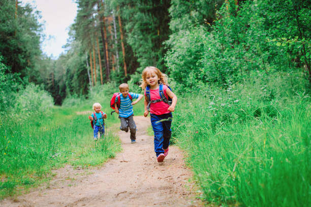 joyeux enfants-garçon et filles courir à l’école - toddler child nature friendship photos et images de collection