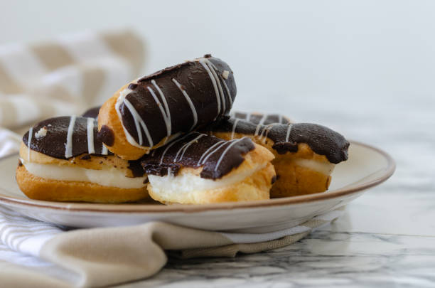 eclair: tradicional postre francés - biscuit brown cake unhealthy eating fotografías e imágenes de stock