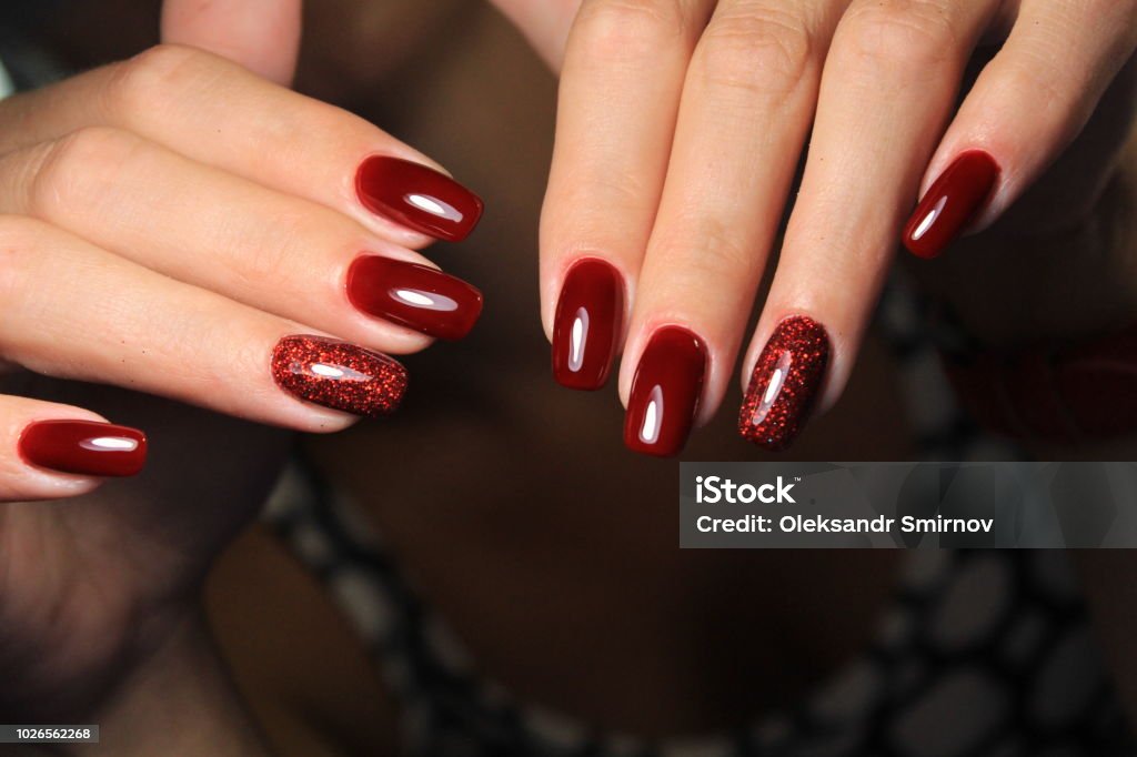 linda manicure roxo - Foto de stock de Adulto royalty-free linda manicure roxo - Foto de stock de Adulto royalty-free