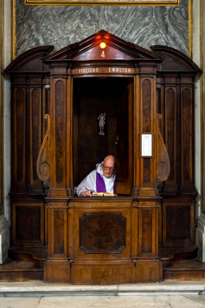 rom, beichte - confession booth church wood forgiveness stock-fotos und bilder