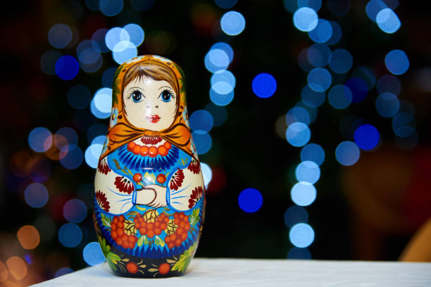 russische verschachtelung puppe auf einem dunklen hintergrund mit einem hellen bokeh. - russian nesting doll gender symbol human gender russian culture stock-fotos und bilder