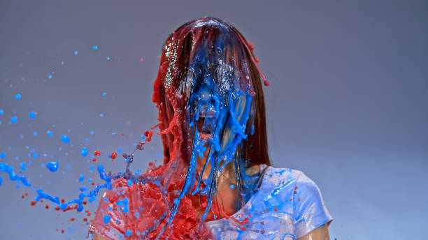 vernici ad acquerello che spruzzano sulla donna - splashing color image front view head and shoulders foto e immagini stock