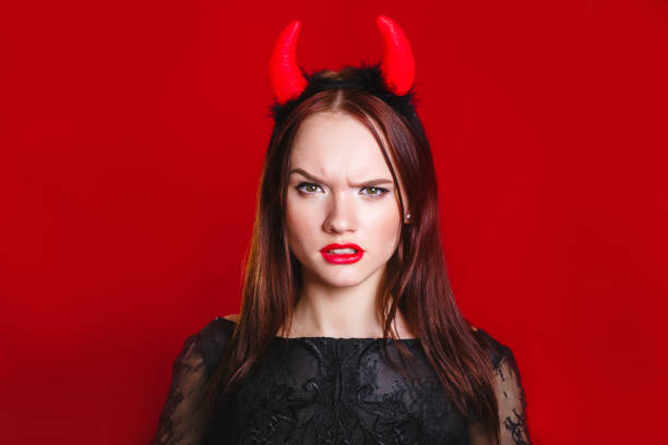 belle halloween femme diable sur fond rouge. - sensuality halloween witch devil photos et images de collection