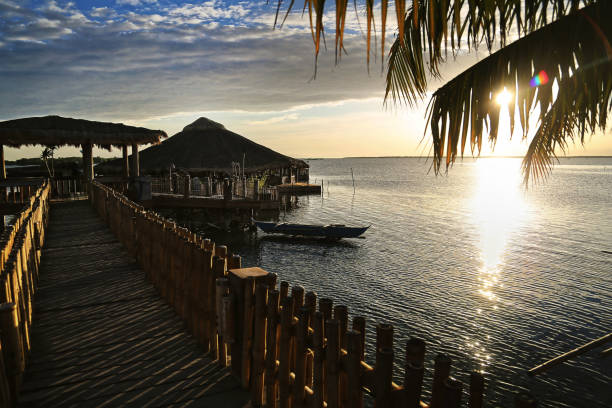 flutuante de restaurante de mactan - floating restaurant - fotografias e filmes do acervo