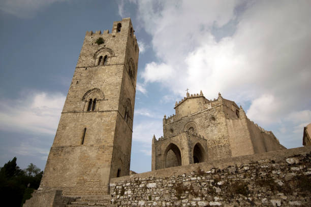 prawdziwa katedra w erice - trapani sicily erice sky zdjęcia i obrazy z banku zdjęć