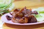 getrockneten-schweinefleisch-gebraten-auf-rosa-schale.jpg?b=1&s=170x170&k=20&c=55A-b8OBvp2oYT2wBEbXHzAs2UIKDEt8krOHUXCR0Q0=